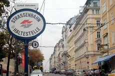 Schloss_Belvedere_Straßenbahnhaltestelle.JPG